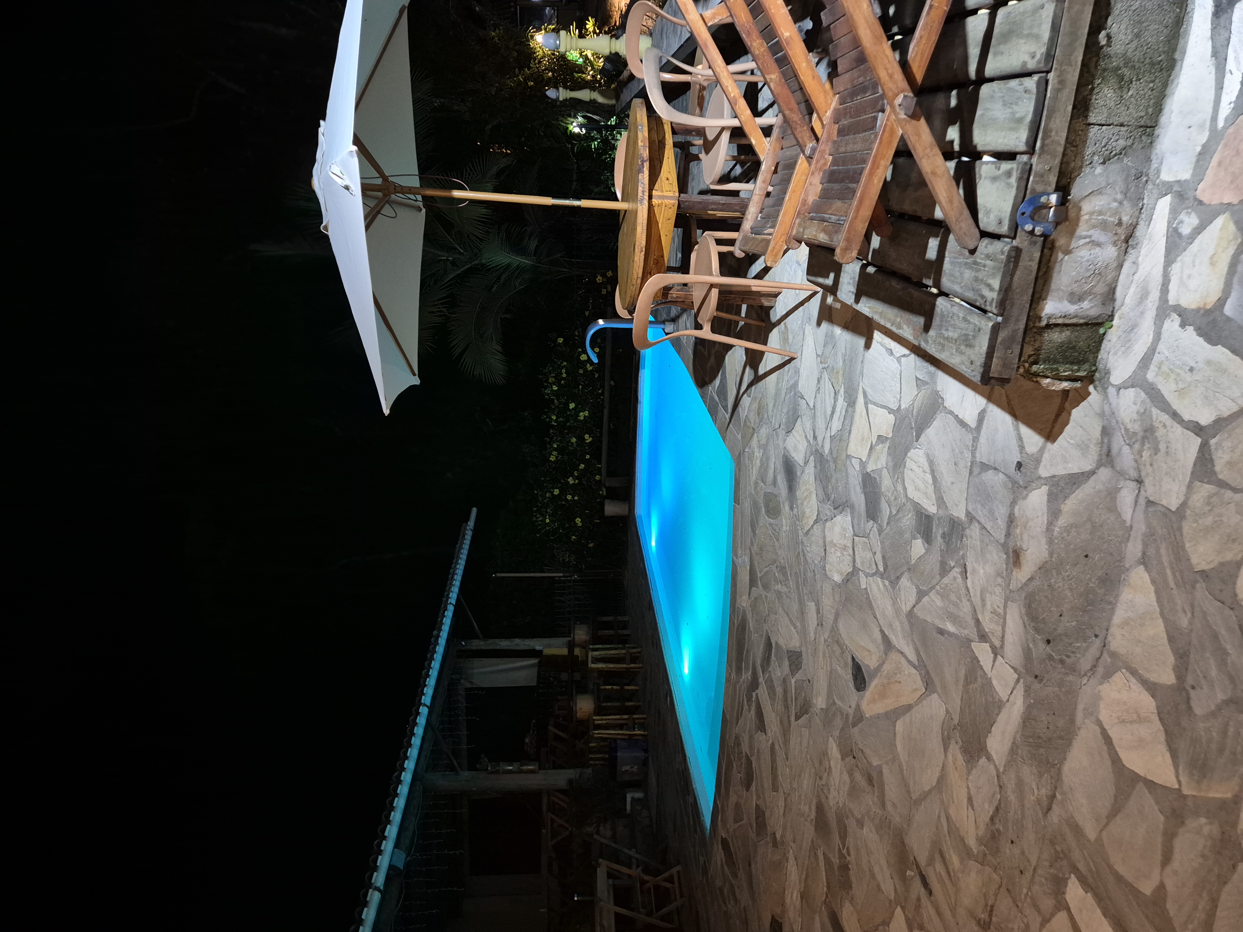 Piscina - área de descanso