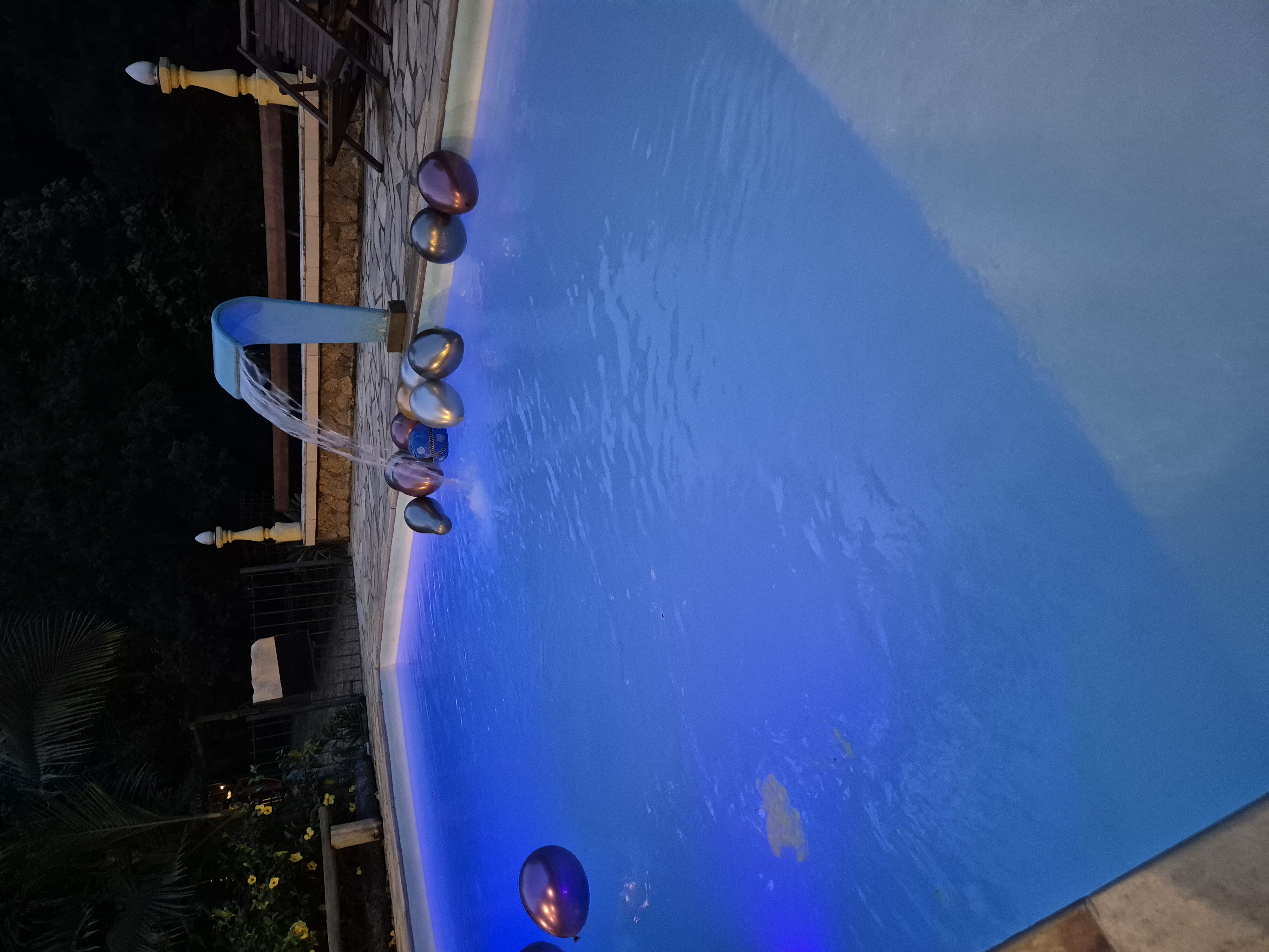 Piscina - decoração com balões