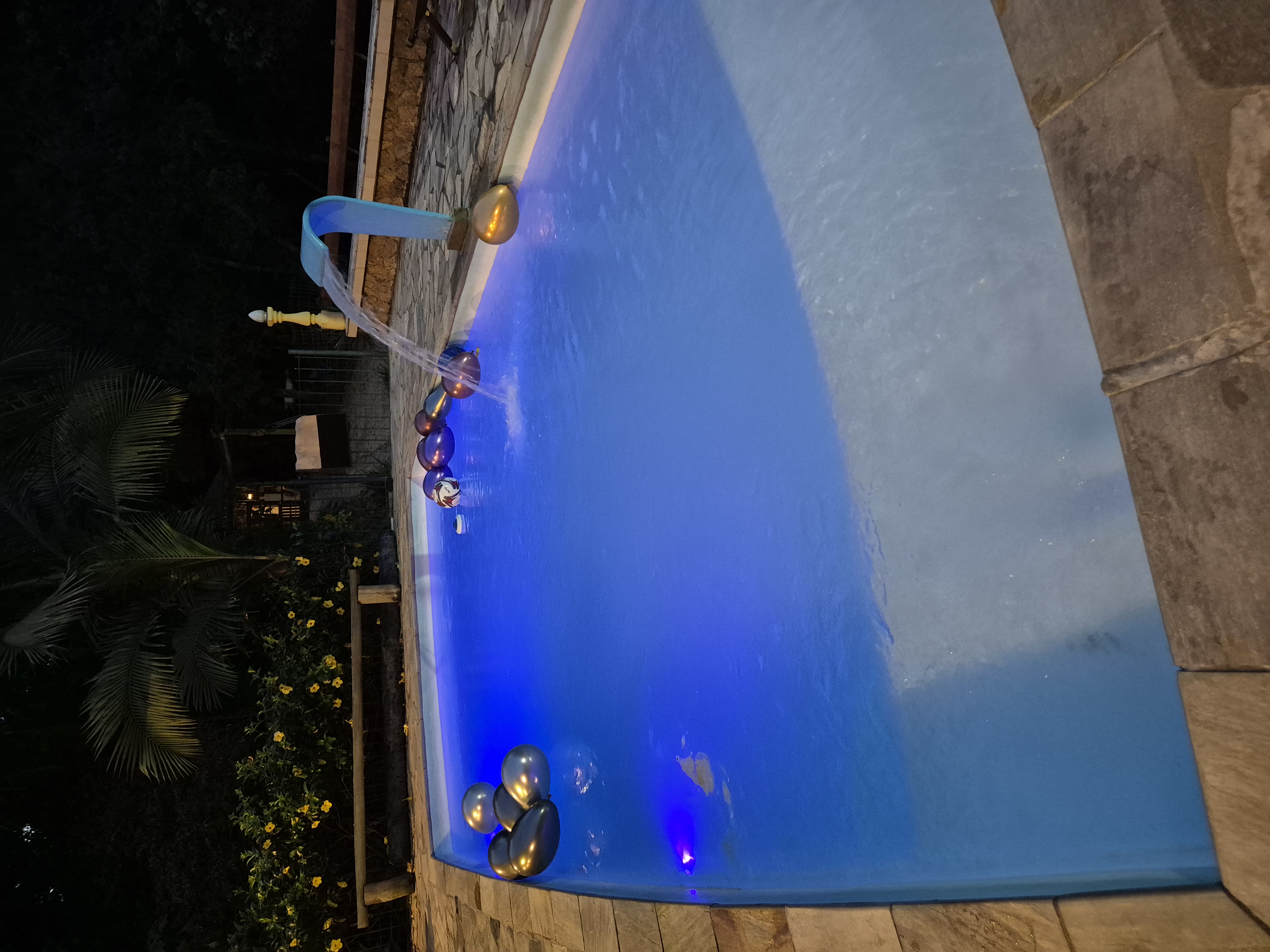 Piscina - festa com balões